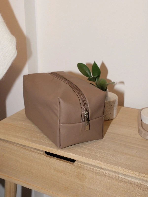 Косметичка jillas из искусственной кожи, кофейный по цене 1&nbsp;690 ₽, размеры 300х200х30