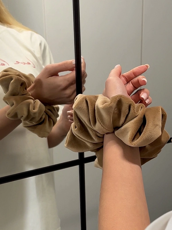 Резинка для волос jillas из велюра, L, светло-коричневый - аксессуар для локонов по цене ₽990, материал Синтетическая ткань